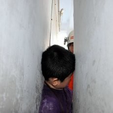 Aduh... Kepala Bocah SD Terjepit Celah Sempit Antara Dinding & Tiang