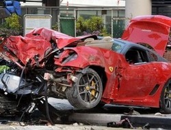 Ferrari Langka Tabrak Taksi di Singapura