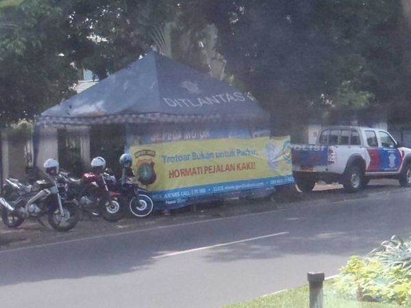 Pak Polisi, Trotoar Bukan untuk Parkir