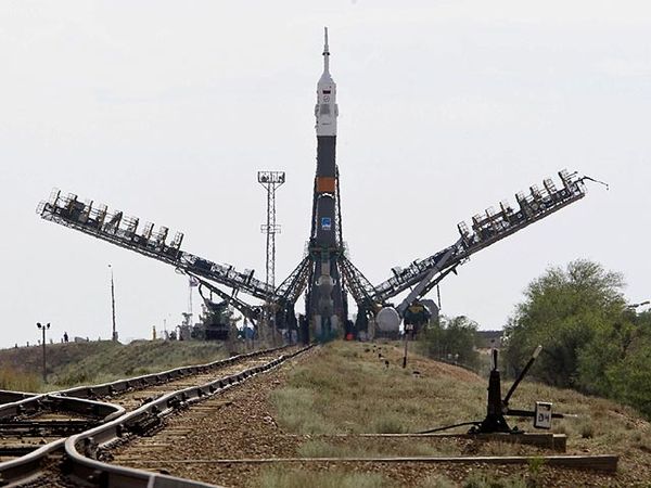 Rusia Luncurkan Roket Berawak ke Luar Angkasa