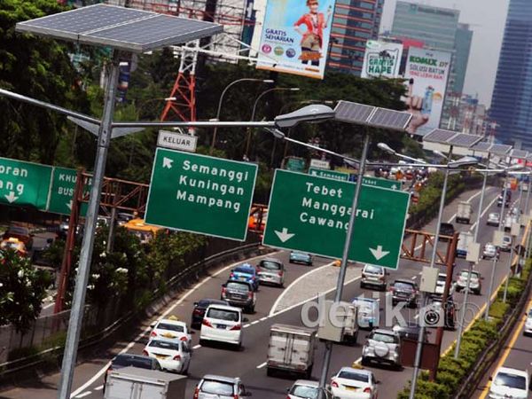 Lampu Sollar Cell Terangi Jalan Tol