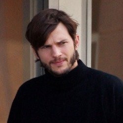 Ini Dia Wajah Ashton Kutcher Ketika Memerankan Steve Jobs