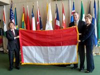 KJRI Houston Serahkan Bendera RI ke Walikota Dallas