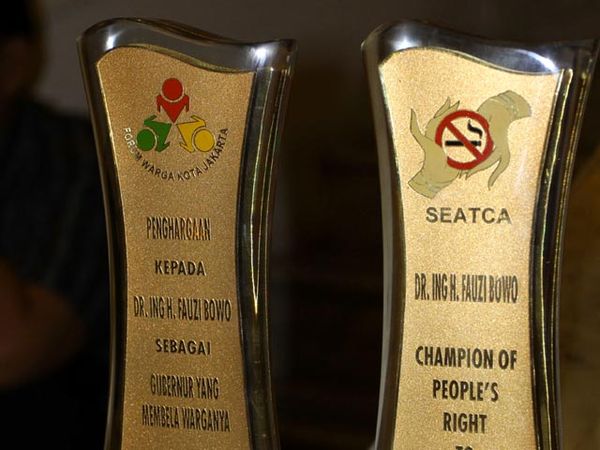 Penyerahan Penghargaan DR. Marry Assunta