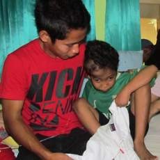 Andik Vermansyah Jenguk Ilham Bocah Pengidap Tumor