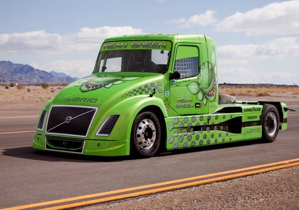 Truk Super Cepat Pecahkan Rekor