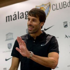 Van Nistelrooy Gantung Sepatu