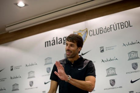Van Nistelrooy Gantung Sepatu