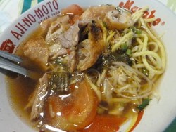 Senam Hamil Sambil Jajan Soto Mie