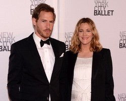 Pakai Gaun Panjang, Drew Barrymore Buat Penggemarnya Jatuh