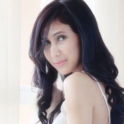 Dewi Cinta Ajak Perempuan Berontak Lewat Whatever