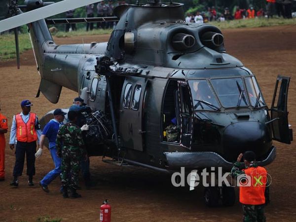 Logistik Rusia Diangkut Heli TNI