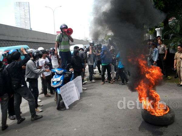 Demo Tuntut Penuntasan Kasus Korupsi Damkar