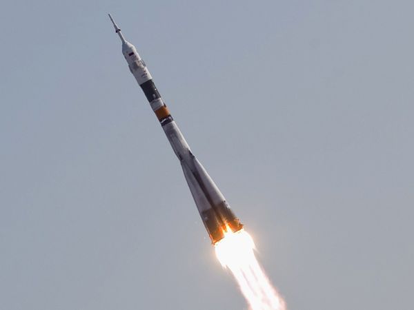 Wusss....Soyuz Meluncur ke Luar Angkasa