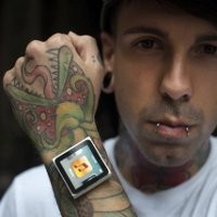 Ini Dia Cara Nekat Lekatkan iPod di Tangan