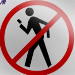  Waduh! Berjalan Sambil SMS-an Bisa Ditilang Polisi