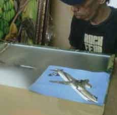 Pelukis Kaca Sumbangkan Hasil Karya ke Korban Sukhoi