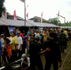 Warga Serbu Sembako Gratis HUT Kodam III/Siliwangi