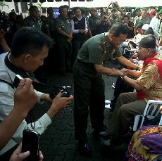 8 Lansia Girang Diberi Kursi Roda Antislip oleh Kodam Siliwangi