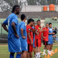 Latihan Skuad Persib Terganggu Cuaca
