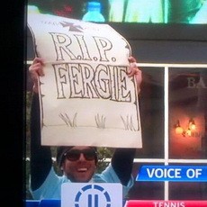 Tevez Bawa Spanduk Provokatif, City Minta Maaf