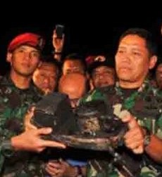 Cari Black Box, Anggota Kopassus Bergelantungan di Tali dan Akar Pohon