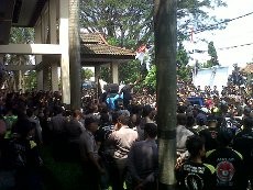 Ribuan Orang Tuntut Bupati Garut Mundur, Sempat Pecahkan Kaca DPRD