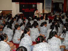 Siswi SMA Santa Maria Yogya Doa Bersama Untuk Korban Sukhoi Femi