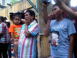 Irene Kill Bill & Tetangga Menangis Saat Rekonstruksi di Kampung Ambon