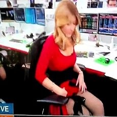 Upss! Reporter TV Tertangkap Kamera Sedang Mengangkat Rok