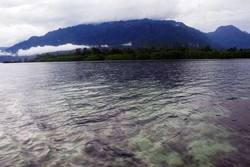 Berenang Yuk, di Kolam Raksasa Desa Sawai, Maluku