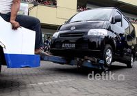 Ganggu Rekontruksi Kill Bill, 2 Mobil Diderek