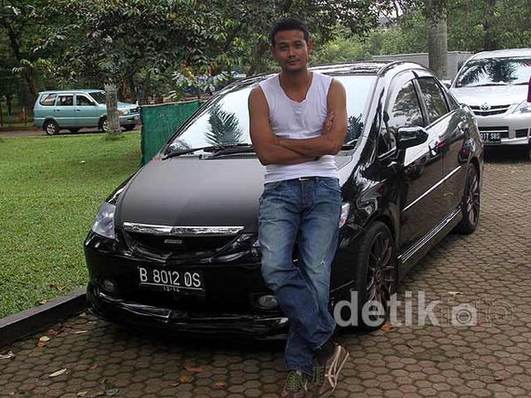 Dwi Sasono & Honda City Hitam