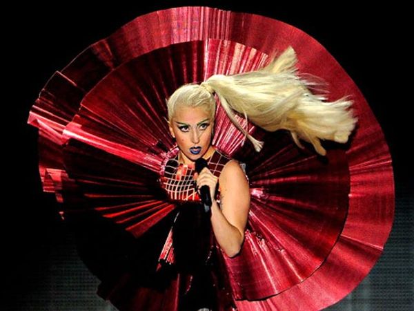 Busana Nyentrik dan Kontroversial Lady Gaga