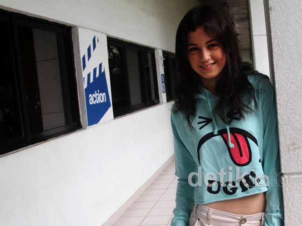 Kimberly Raider Pamer Perut