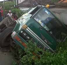 Hindari Mobil Jenazah, Truk Trailer Nyaris Timpa Rumah
