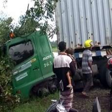 Sopir Mabuk, Tronton Cium Pohon Asam