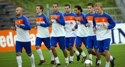 Van Marwijk Pangkas Skuad, Emanuelson & Maduro Jadi Korban