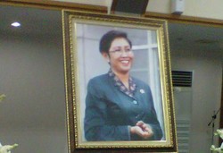 Misteri Batu Garnet Almarhumah Menkes Endang