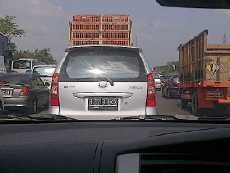 Lalin Jakarta ke Bandung Tersendat di Rest Area Tol Cikampek KM 57