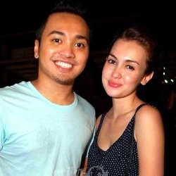 Manisnya Rumah Tangga Rianti Cartwright dan Cas