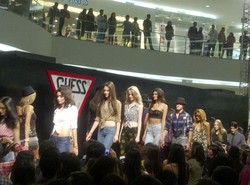 Rayakan Ultah ke-30, Guess Gelar Instalasi Mode di Senayan City