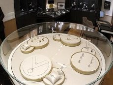 Laris di Asia, Produsen Barang Mewah Swiss Untung Triliunan