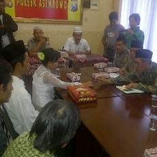 Tersangka Pencuri Aki Menikah di Polsek Asemrowo