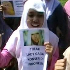 Santriwati Situbondo Tolak Konser Lady Gaga