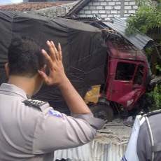 Hindari Avanza, Truk Tabrak 3 Rumah