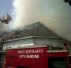 1,5 Jam Petugas Taklukan Api di Kosambi