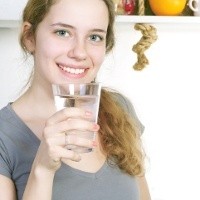Makan Sambil Minum Air Putih Bikin Orang Bijak Pilih Makanan