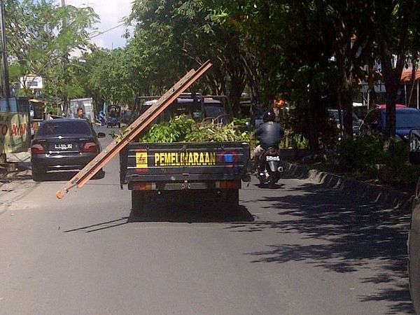 Mobil PLN Membahayakan Pengguna Jalan