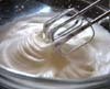 Mengocok Adonan Meringue